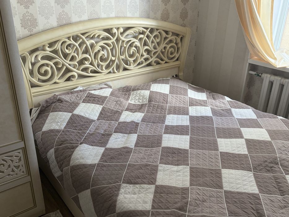 Продам спальный гарнитур