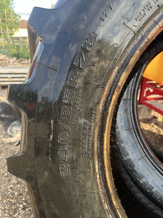 Vând cauciucuri noi tractor 13.6 r28