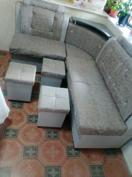 Ugolnik divan 3 ta pufigi bor