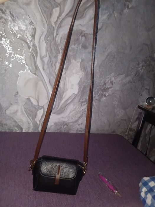 Красивая чёрная сумка с ремешком