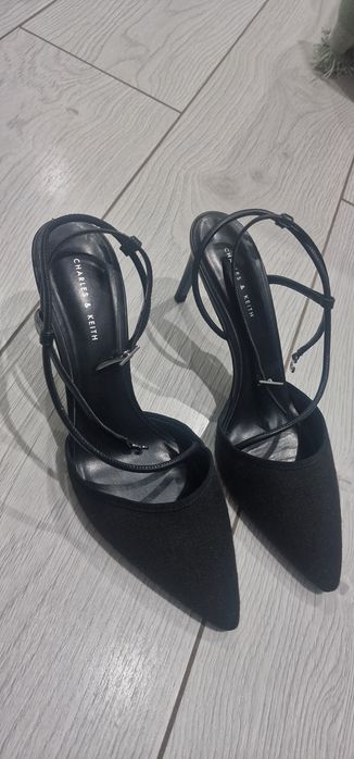 Туфли 39 размера. Бренд CHARLES & KEITH