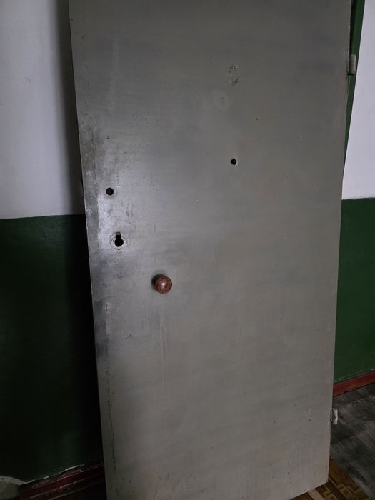 Продаю металлическую дверь с коробкой.