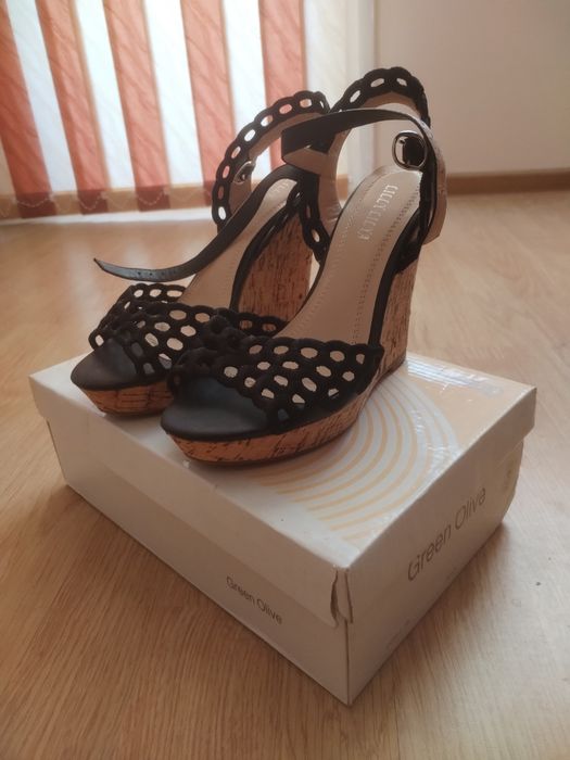 Два модела дамски сандалети