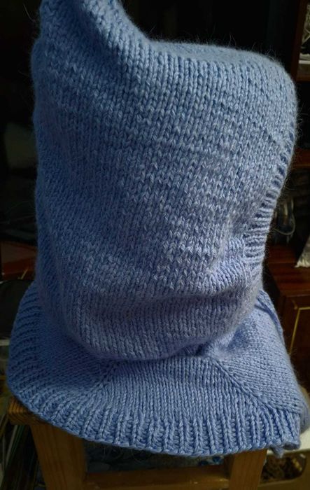 Продается голубой капор и шапочка бини.