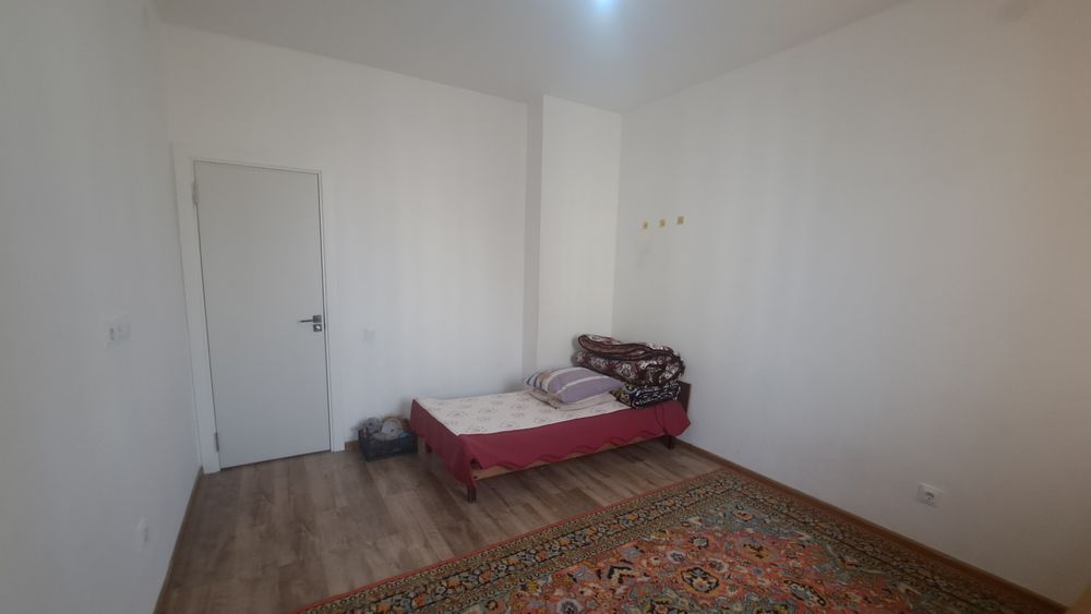 Чирчик шахри 
2-микрораён Навастройка
2-хона 4-этаж 
Квартира Ижара