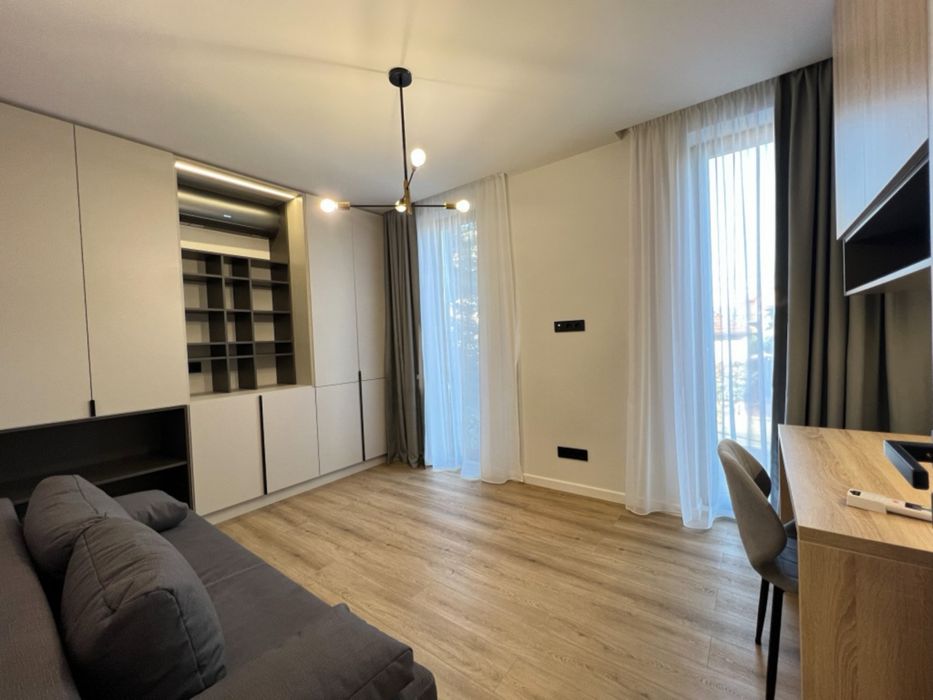 Inchiriez apartament 3 camere in zona Centrala cu parcare
