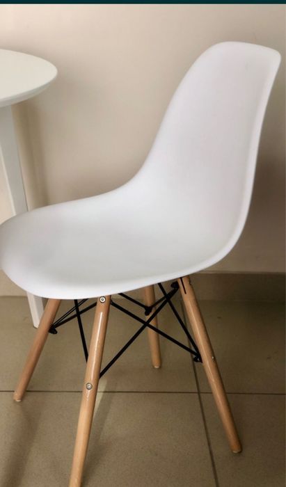 Стулья пластиковые белые 6 шт