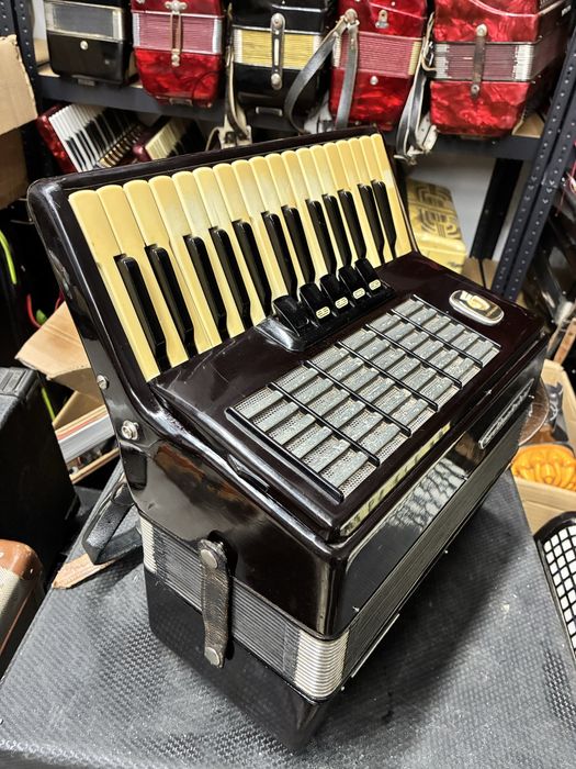 Acordeon Weltmeister Stella cu 60 de basi