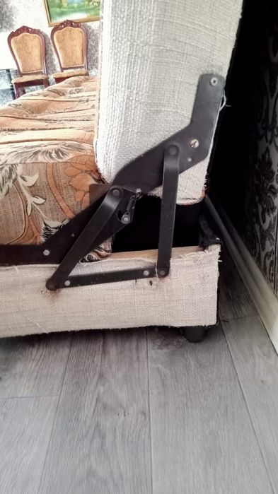 Диван, книжка, кровать