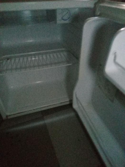 Продам маленький холодильник офисный