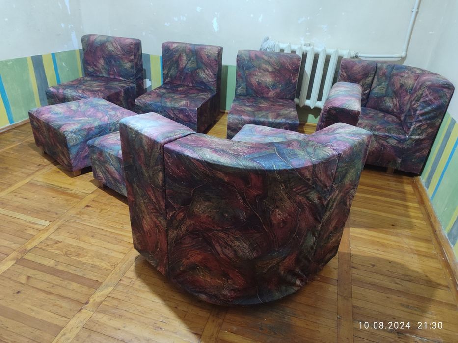 Продам диван трансформер на кроват на коесла и на угалок рассиские ДСП