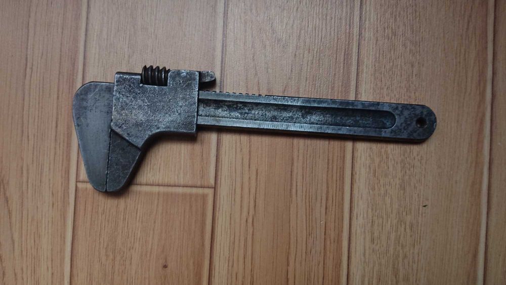 Раздвижен (водопроводен) ключ.