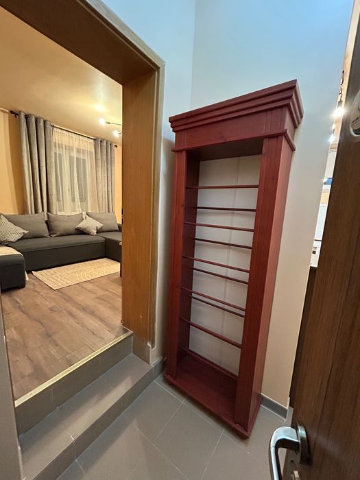 Garsoniera de inchiriat, la casa