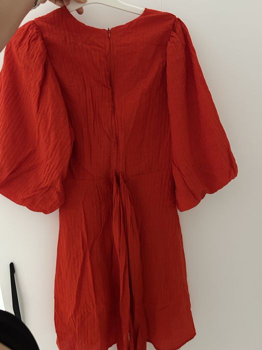 Къса рокля с буфан ръкави