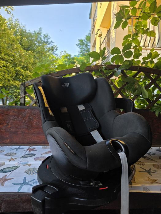 Scaun auto rotativ 360° Britax Römer Dualfix M i-Size (61-105 cm)Vând scaun auto pentru copii Britax Römer Dualfix M i-Size, culoare Cosmos Black,