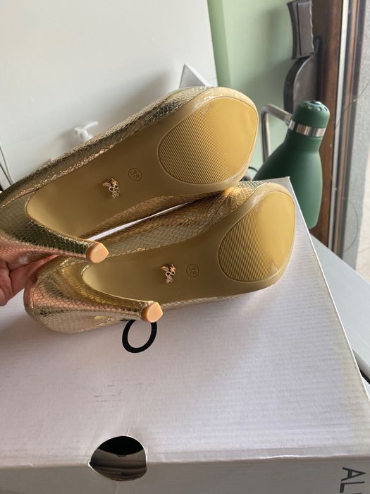 Златни обувки на ток / токчета