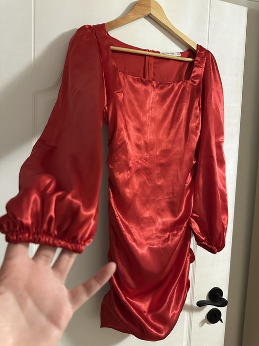 Червена рокля от сатен