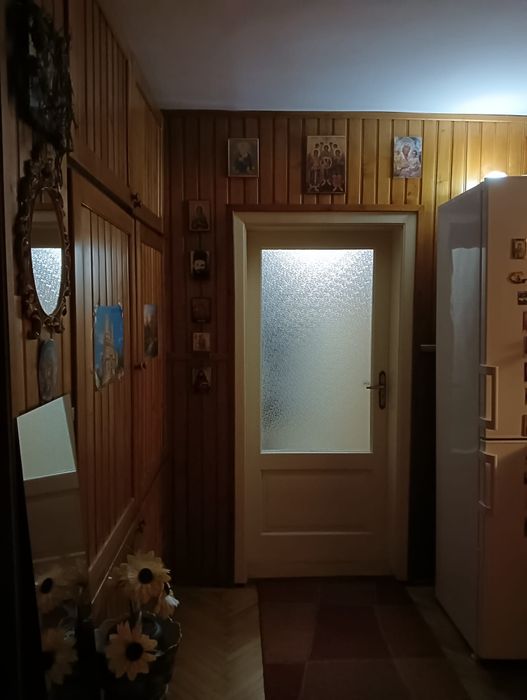 Vând apartament cu 3 camere  în Beiuș central