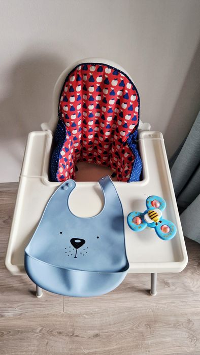 Scaun de masă copii Ikea + accesorii (bavetă + jucărie) – stare foarte