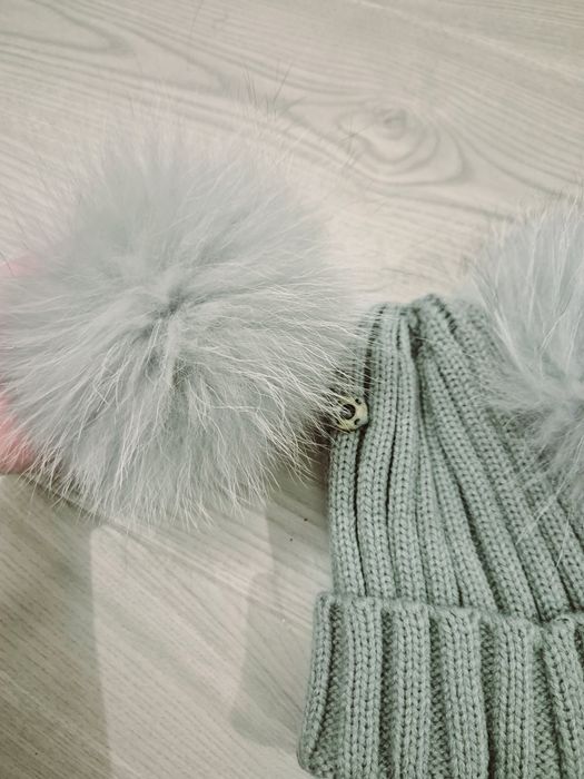 Caciulita fetite cu pompoane din blanita naturala