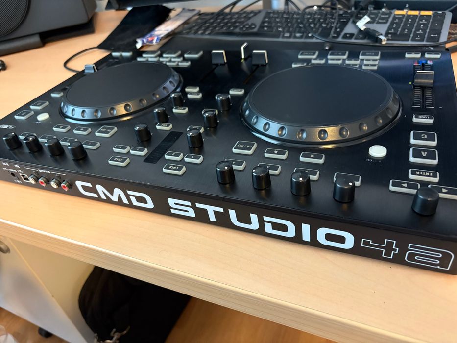 Behringer CMD Studio 4A/ consola dj