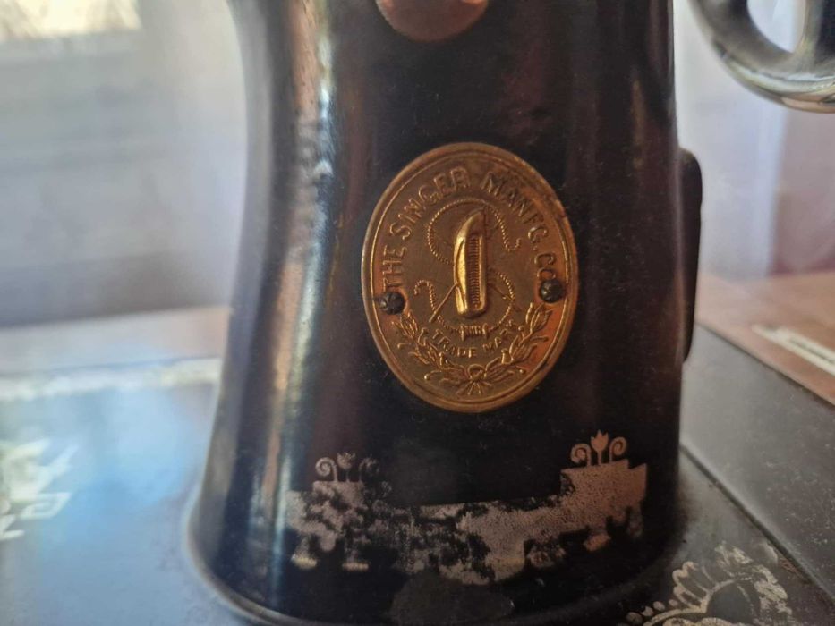 Mașină de cusut vintage Singer cu masă din lemn – anul 1929