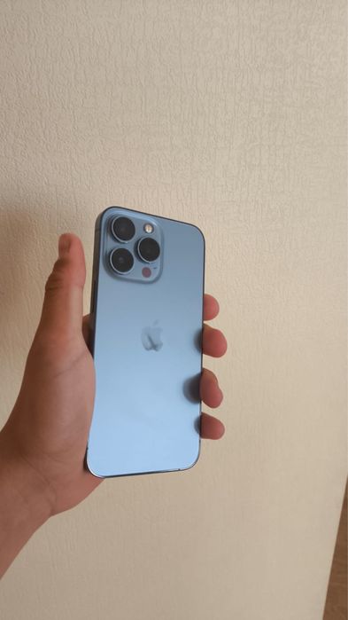Iphone 13 pro с маленькими незаметными двумя трещенками