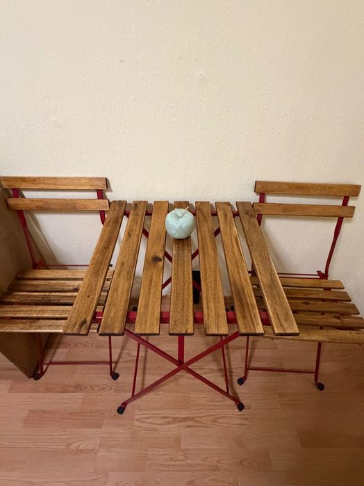 Дървена маса  с два стола