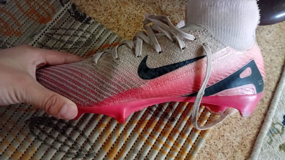 Продаю бутсы размер 39 маламерка носил пору раз не воняют на 11-12 лет