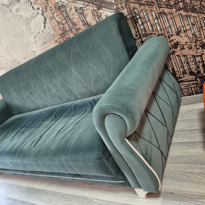 Диван зелёный, раскладной, велюр.