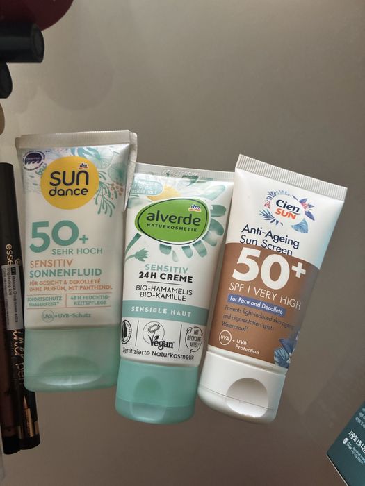 Комплект душ гел и боди лосион ,грим ,2 фондьотена сенки за очи и спирали