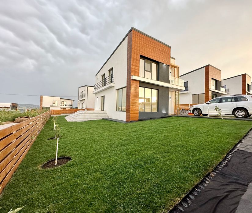 Casa cu Design Deosebit si Vedere Panoramica - Mai multe