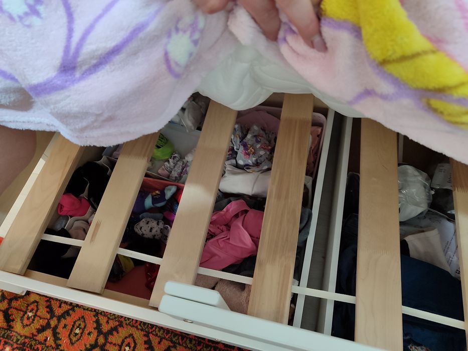 Продам кровать домик с ящиками и матрасом