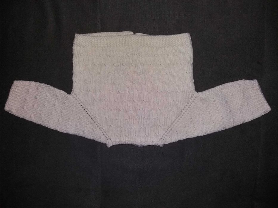 Бебешка плетена жилетка