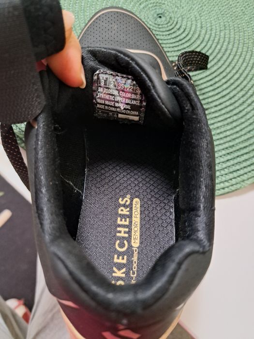 Vând adidași  skechers