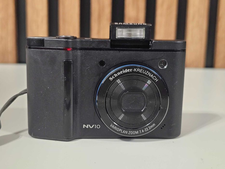 Aparat foto digital compact Samsung NV10 cu defect la blitz