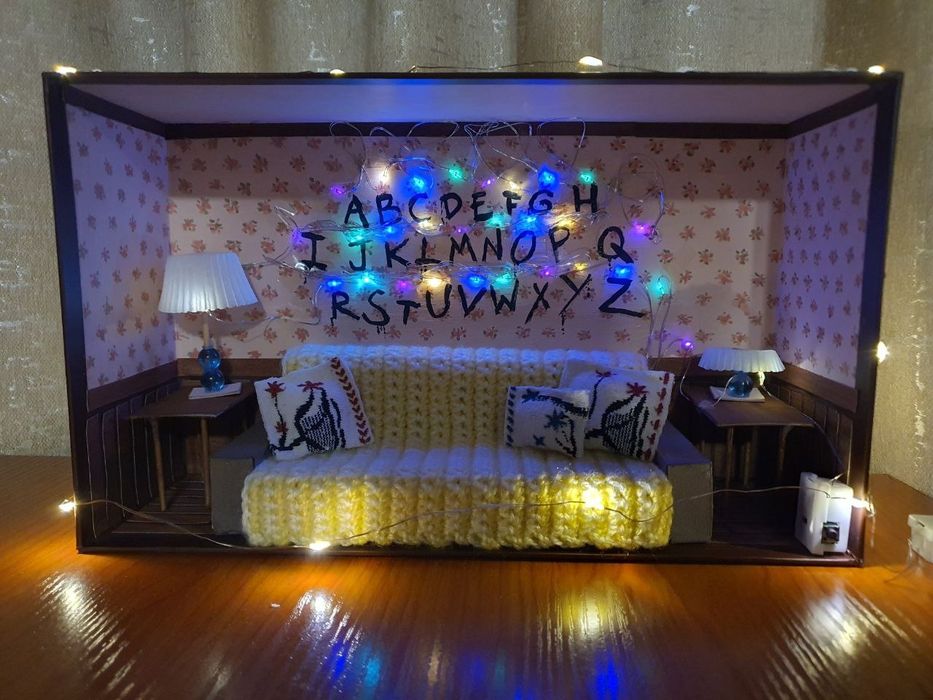 Комната "Очень странные дела"