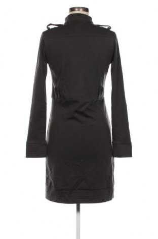 Рокля с дълъг ракав