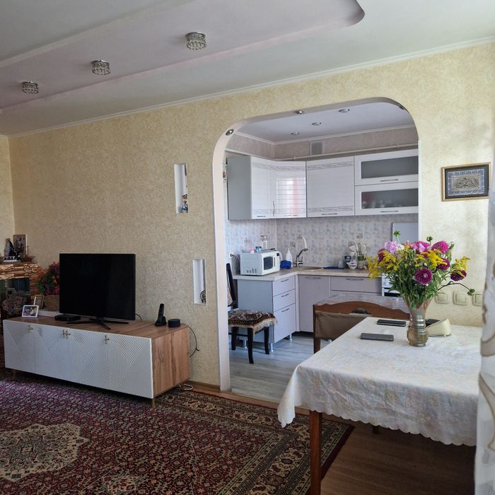 Продается 3 комнатная квартира 19мкр, кирпич,2 этаж,заходи и живи!