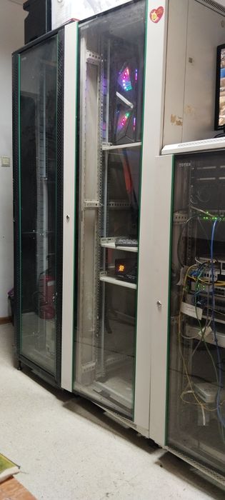 Продам серверный шкаф