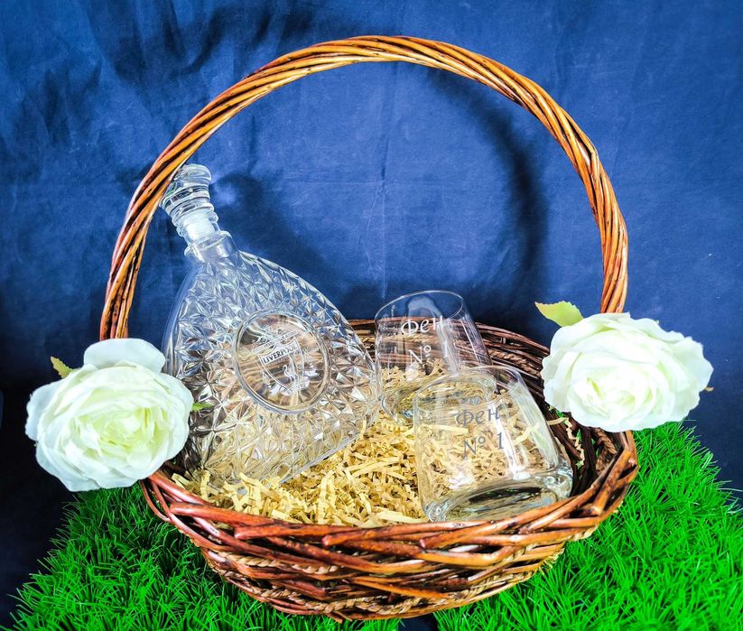 Гравирани комплекти стъклени чаши с декорирана кошница