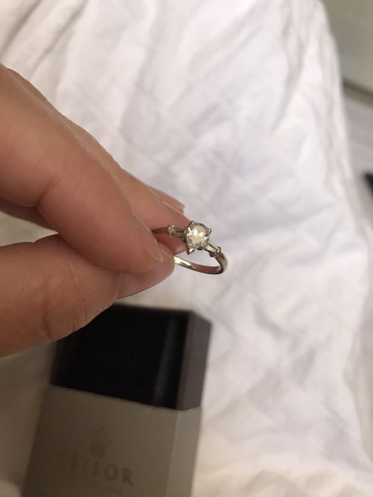 Inel cu diamant forma de lacrima