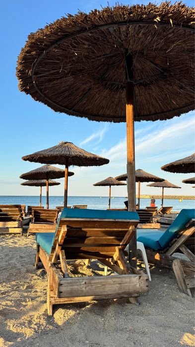 Vand saltele ptr sezlonguri, sezlonguri din lemn si umbrela din stuf