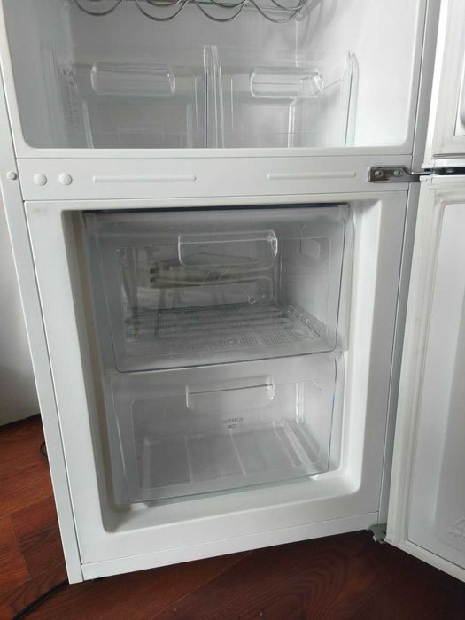 ПРОДАВАМ Хладилник с фризер 323Л - ELECTROLUX ENB34633W NO FROST