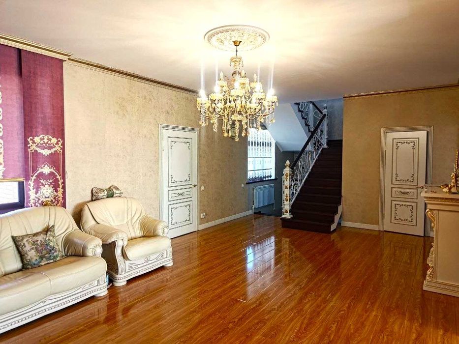 ,,,  Продам 6-ти комнатный ДОМ в ГОРОДЕ