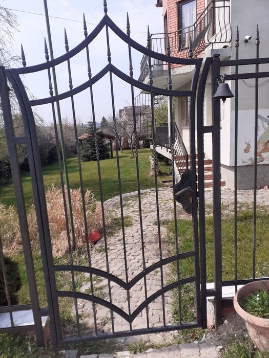 Дава се под наем Четиристаен апартамент в Варна, Цветен квартал - 140 кв.м за 510 € - Снимка #3