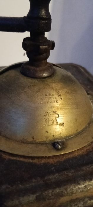 Râșniță de cafea antică.