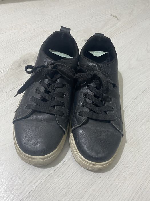 Кроссовки 500тг каждая пара