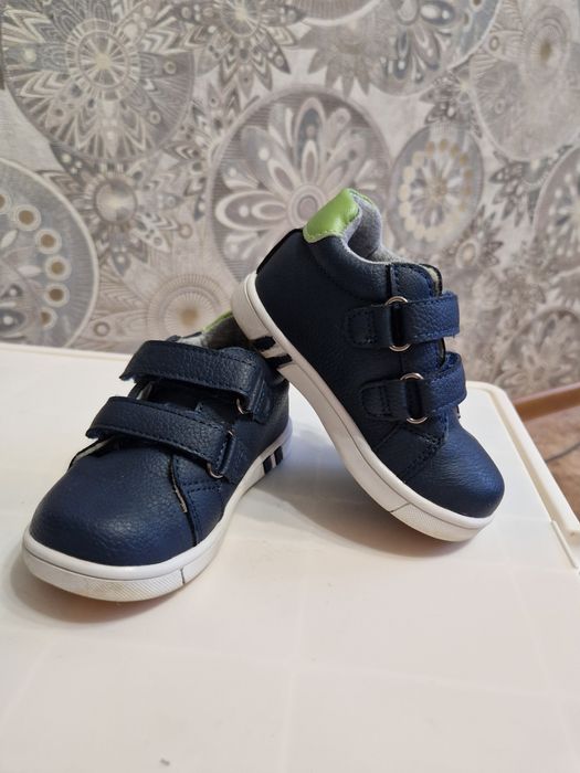 Детские кроссовки