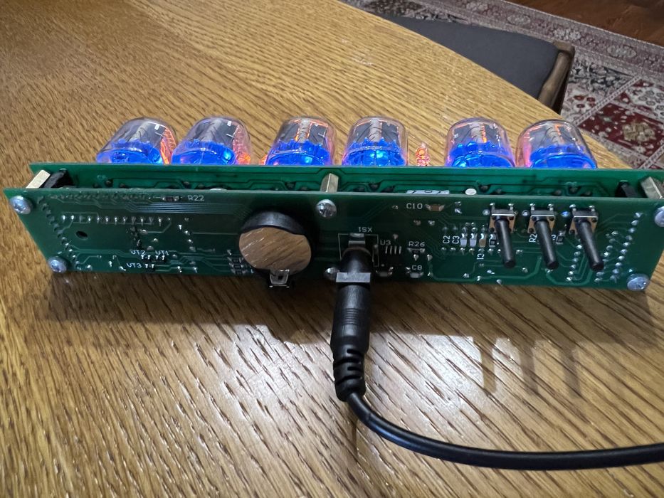 Продам часы на лампах